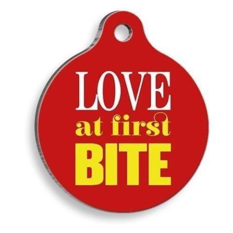 Runde Katzen- und Hundemarke „Love at First Bite“.
