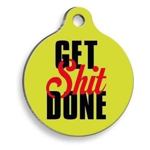 Runde Katzen- und Hundemarke „Get Shit Done“.