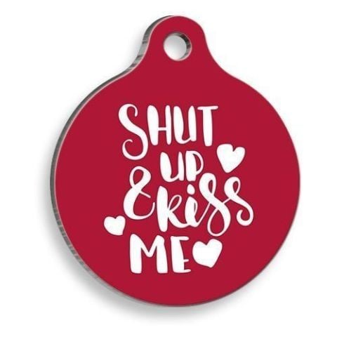 Runde Katzen- und Hundemarke „Shut Up And Kiss Me“.